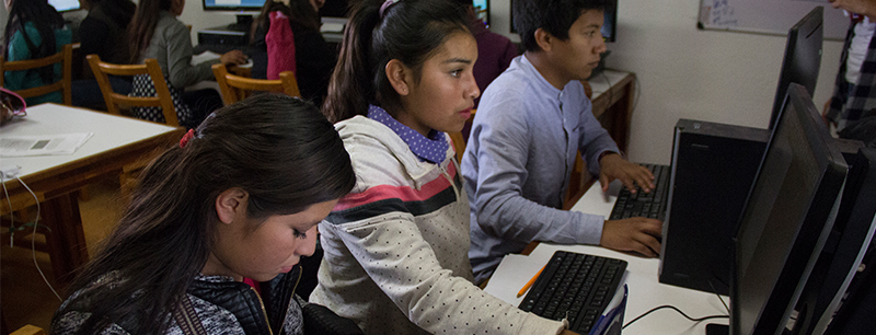 Mujeres aprendiendo computación en nuestro Centro Comunitario